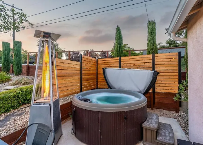 Cottage On Micro Resort, Hot Tub Close To Downtown